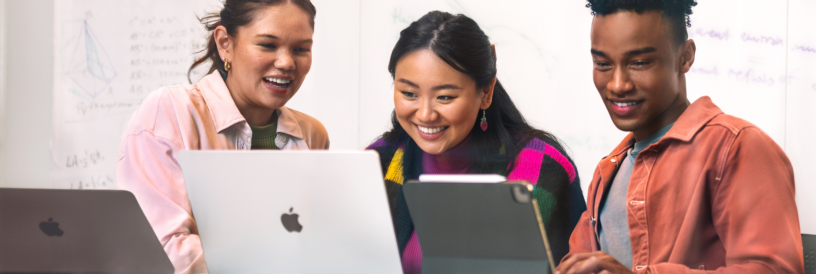 Swift Coding Club 小组在 iPad 和 Mac 上工作。